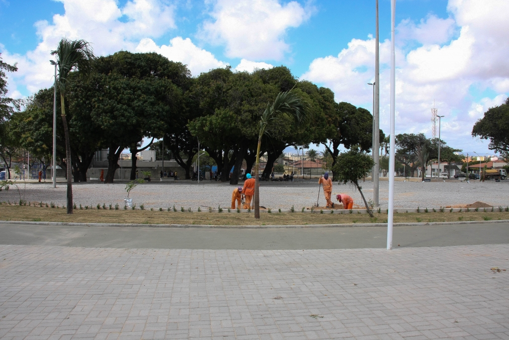O espaço recebeu nova iluminação, reforma do piso e do meio fio, pista de cooper, novos bancos, paisagismo e uma quadra de areia (Foto: Kiko Silva)