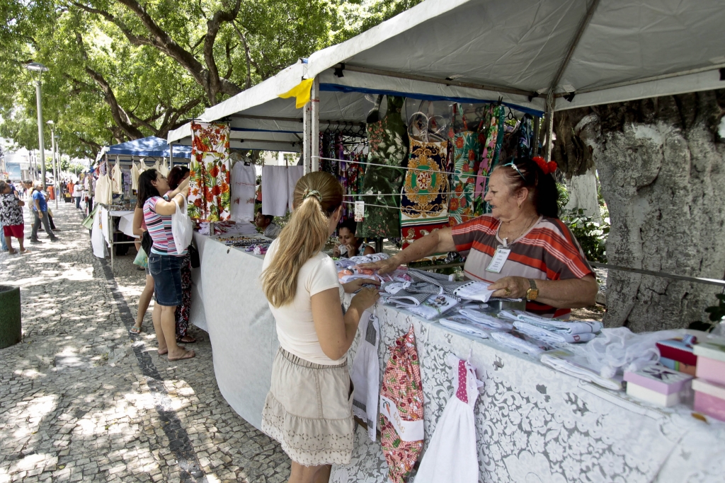 A ação de Lazer e Cidadania também levou à praça a Feira de Artesanato da SDE (Foto: Igor de Melo)