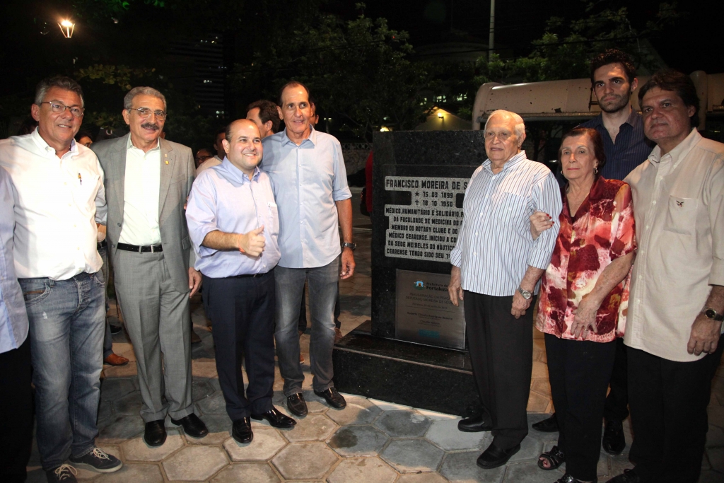 A praça foi entregue na noite de terça-feira (3/6) (Foto: Thiago Gaspar)