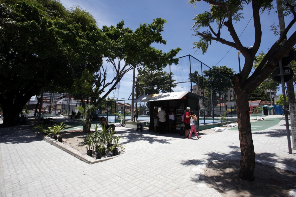 Na reforma da Praça da LBA, a Secretaria Regional II contemplou paisagismo, novos bancos, instalação de lixeiras, entre outros (Foto: Marcos Moura)