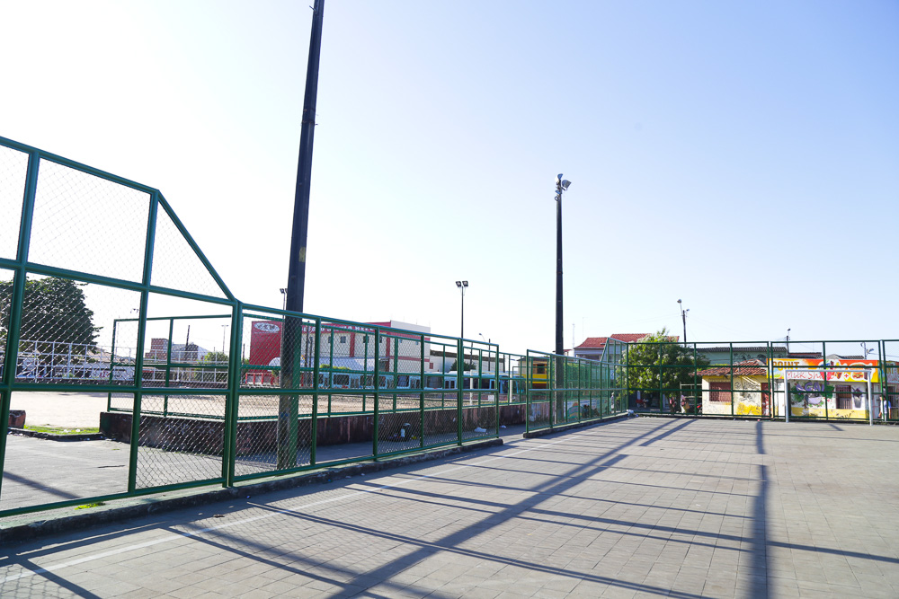 O equipamento recebeu nova iluminação em luz branca, lixeiras e bancos. O piso e meio fio foram recuperados e a quadra poliesportiva, reformada