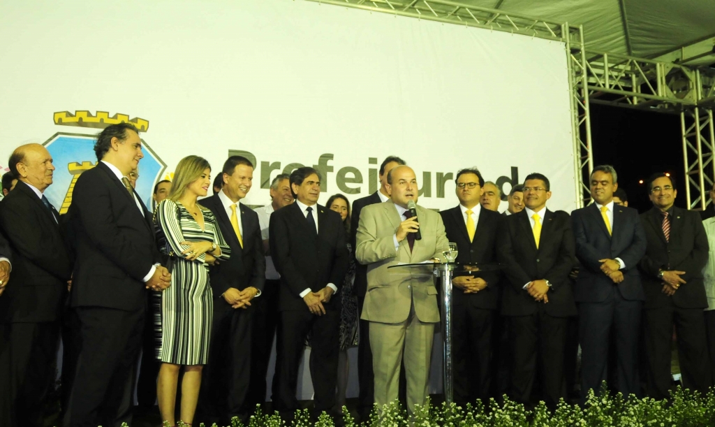 Solenidade de entrega da Praça aconteceu na noite de segunda-feira (21/12) (Foto: Nely Rosa)