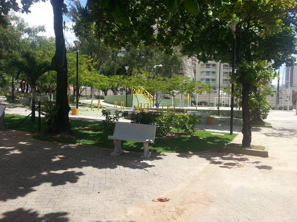 O logradouro foi arborizado, teve o piso substituído, anfiteatro e quadra reformados, além de equipamentos de ginástica recuperados