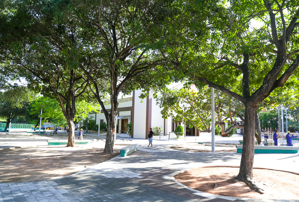 O espaço recebeu nova iluminação em luz branca, reforma do piso e meio fio, novos bancos, serviços de paisagismo, lixeiras novas e quadra de basque