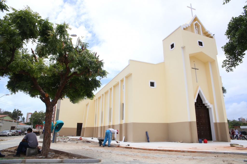 O local recebeu iluminação, paisagismo, pintura, lixeiras, acessibilidade, mobiliário urbano e substituição do piso e meio-fio (Foto: Queiroz Netto)