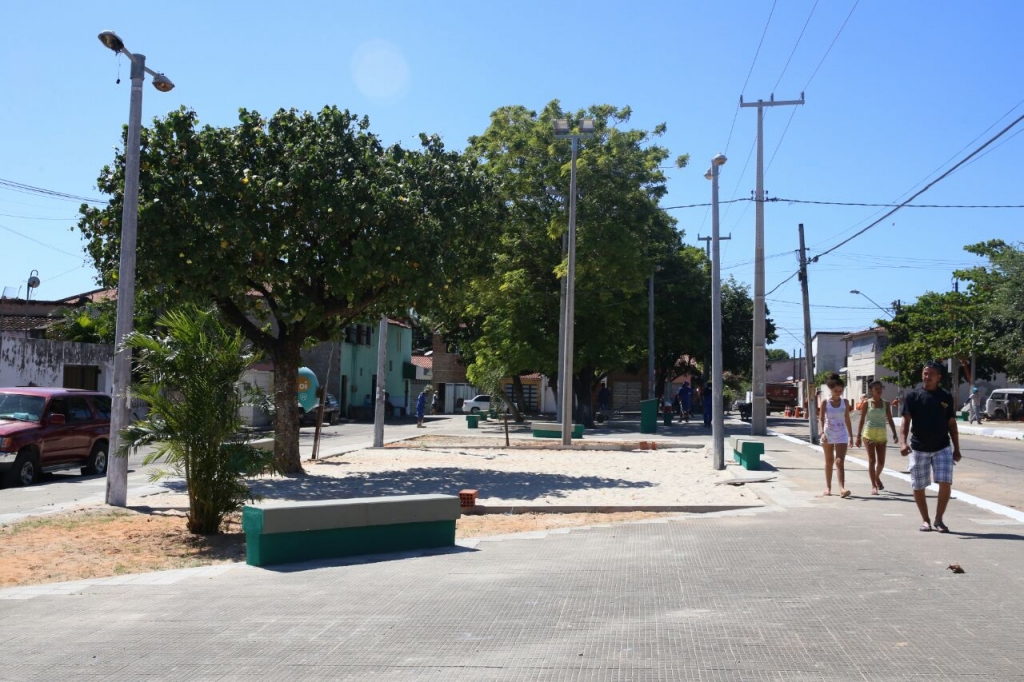 A Praça São Paulo conta agora com novos bancos, piso e iluminação (Foto: Queiroz Netto)