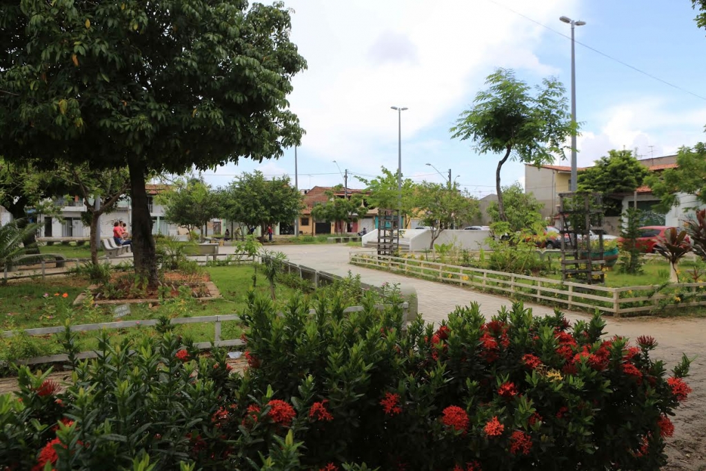 A praça recebeu iluminação em luz branca, reforma do piso, e paisagismo