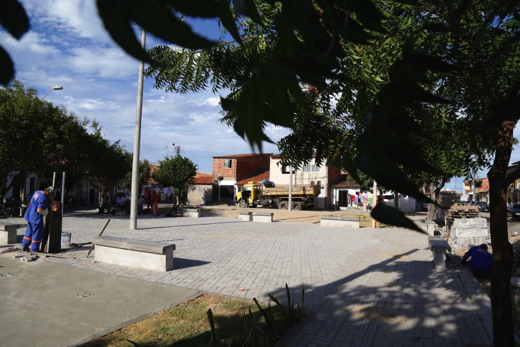 A Praça do Trem, na Aerolândia, recebeu novo calçadão com piso intertravado acessível e iluminação branca mais forte (Foto: Thiago Gaspar)