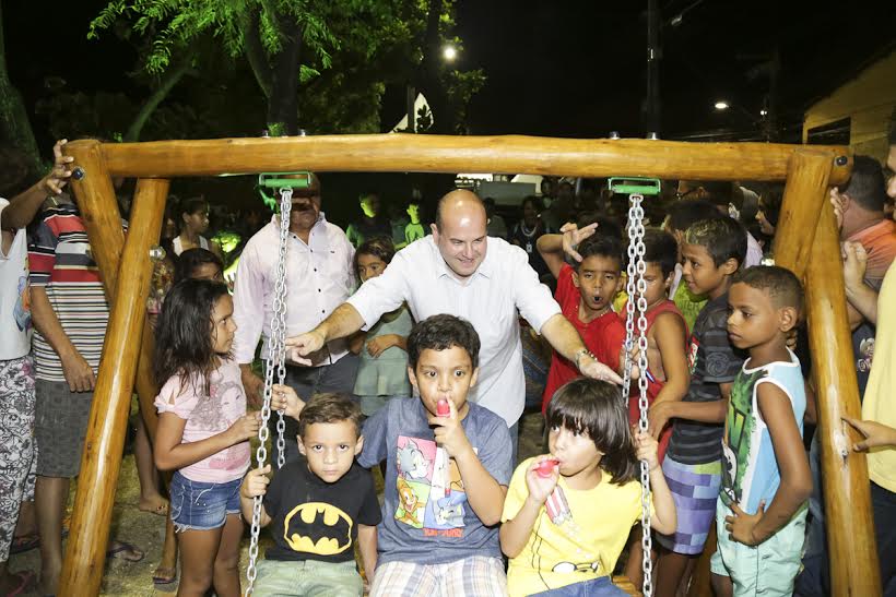A Praça Rua Hugo Rocha ganhou parque infantil, novos bancos, quadra de areia e iluminação branca, entre outras melhorias (Foto: Thiago Gaspar)