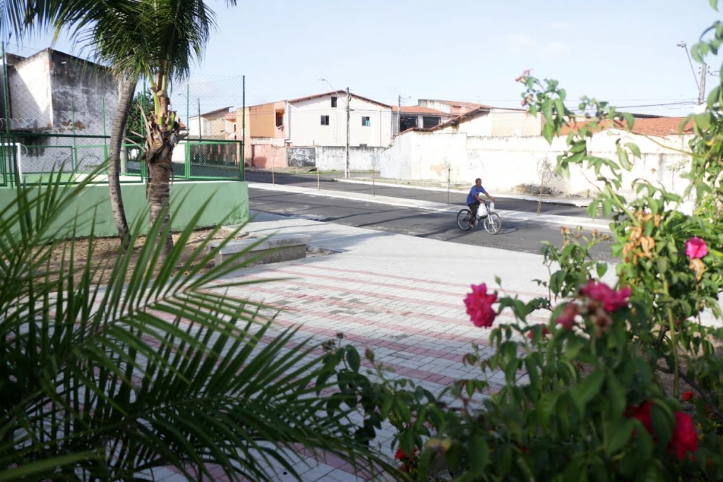 As praças receberam novos bancos, manutenção na iluminação, reforma da quadra e alambrados novos (Foto: Kaio Machado)