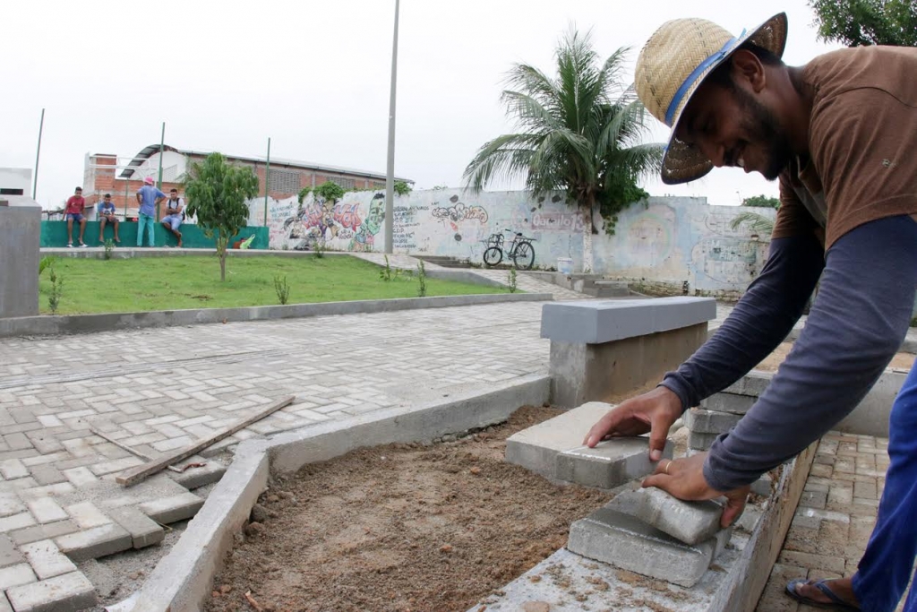 A praça recebeu bancos novos, pintura e paisagismo, entre outras melhorias (Foto: Kaio Machado)
