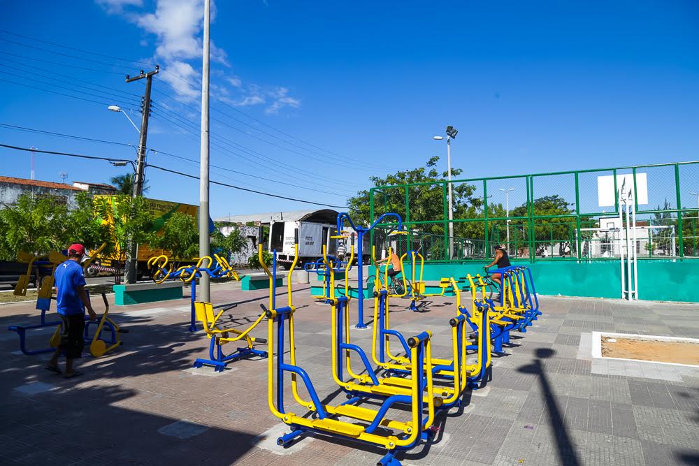A praça ganhou uma Academia ao Ar Livre com aparelhos de ginástica e placas com orientações (Foto: Thiago Gaspar)