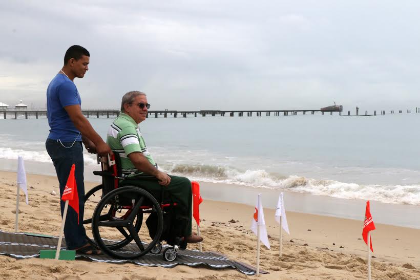 Projeto oferece espaço de lazer com esteiras e cadeiras anfíbias, possibilitando o banho de mar assistido (Foto: Kaio Machado)