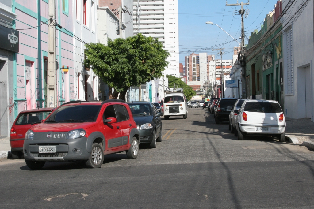Agentes de trânsito estarão no local reforçando o trabalho de orientação e controlando o tráfego durante os primeiros dias (Foto: Mauri Melo)