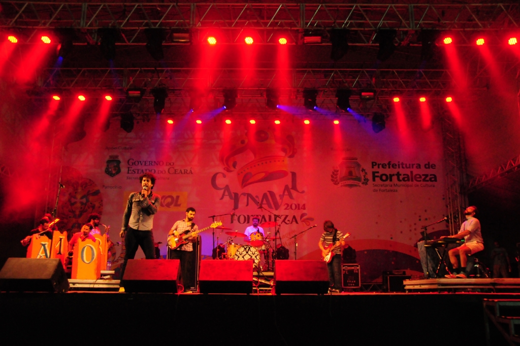 A banda Móveis Coloniais de Acaju agradou o público presente no Aterrinho (Foto: Nely Rosa)