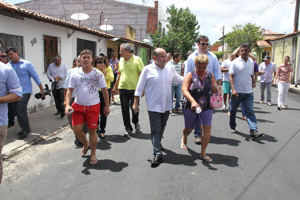 De acordo com o Prefeito, será feita a ligação do esgoto e a construção de banheiros (Foto: Kiko Silva)