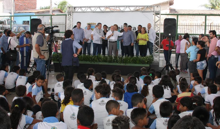 O gestor aproveitou para anunciar requalificações na Escola Raimundo de Moreira Sena e construção de uma quadra para a comunidade (Foto: Kiko Silva)
