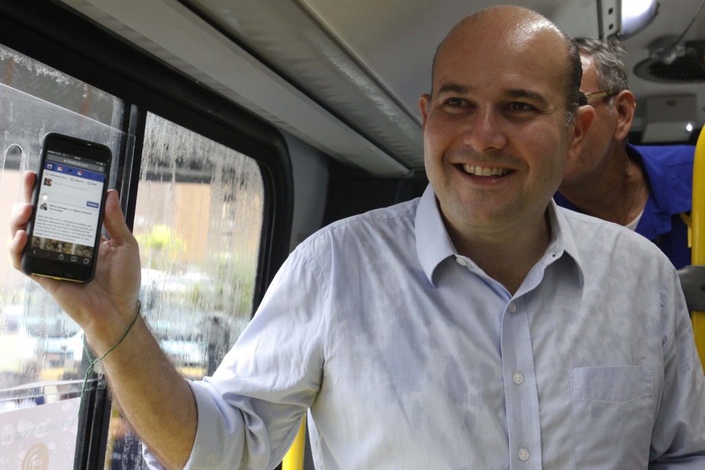 Segundo o Prefeito, a perspectiva é de que, até 2020, todos os ônibus da cidade sejam equipados com ar-condicionado e wi-fi gratuito