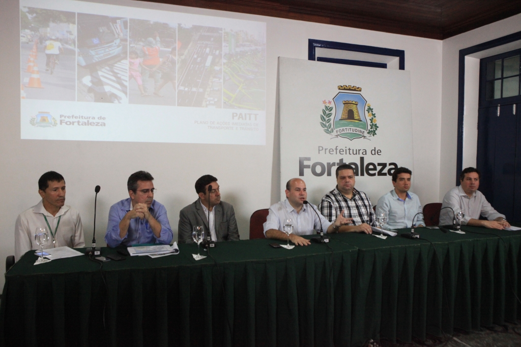 O prefeito Roberto Cláudio fez o anúncio dos novos binários em coletiva no Paço Municipal nesta quinta-feira (24/09) (Foto: Marcos Moura)