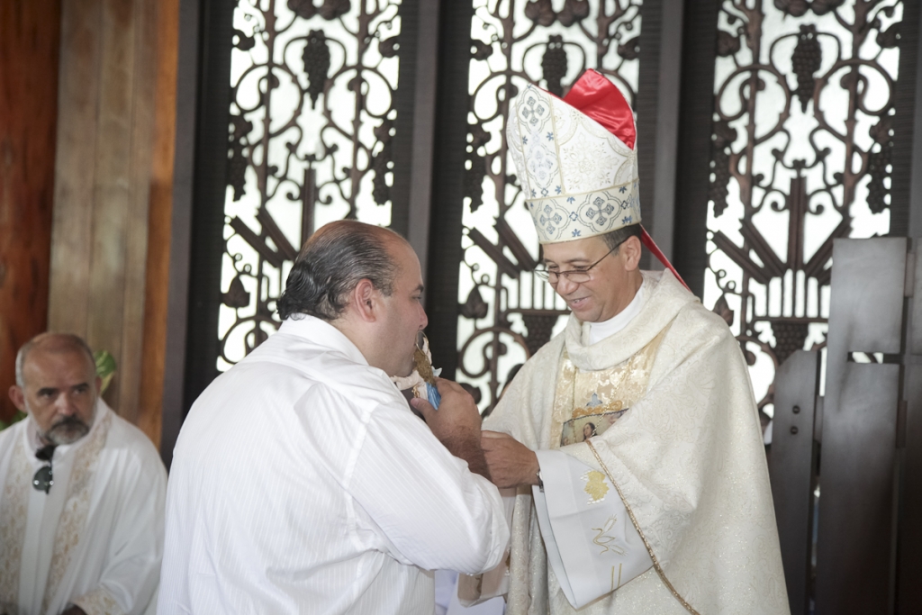 Durante a cerimônia, Roberto Cláudio recebeu, como homenagem da comissão organizadora, uma imagem de Nossa Senhora de Assunção (Foto: Thiago Gaspar)