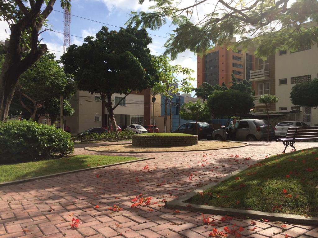 O local recebeu também uma nova iluminação, paisagismo, acessibilidade, espaço de convivência e playground