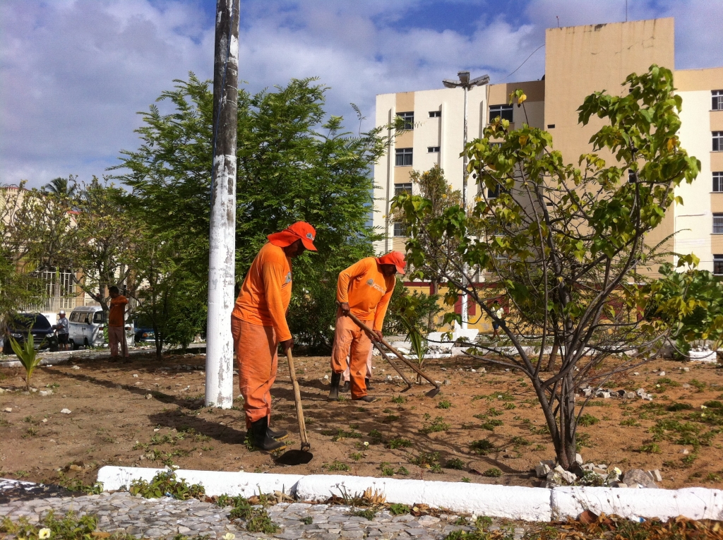 Estão previstos serviços de varrição, capinação, pintura de meio-fio, reposição de pedras portuguesa e retirada de resíduos sólidos