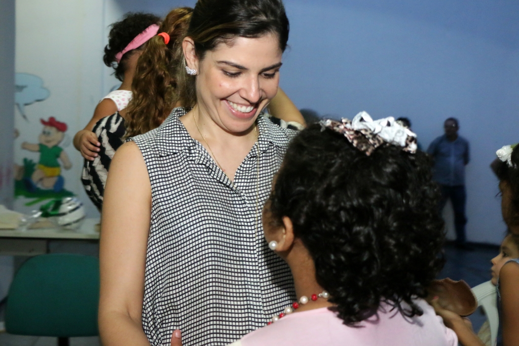 Carol Bezerra acompanha de perto o atendimento aos pequenos em situação de vulnerabilidade nos Centros de Acolhimento (Foto: Kaio Machado)