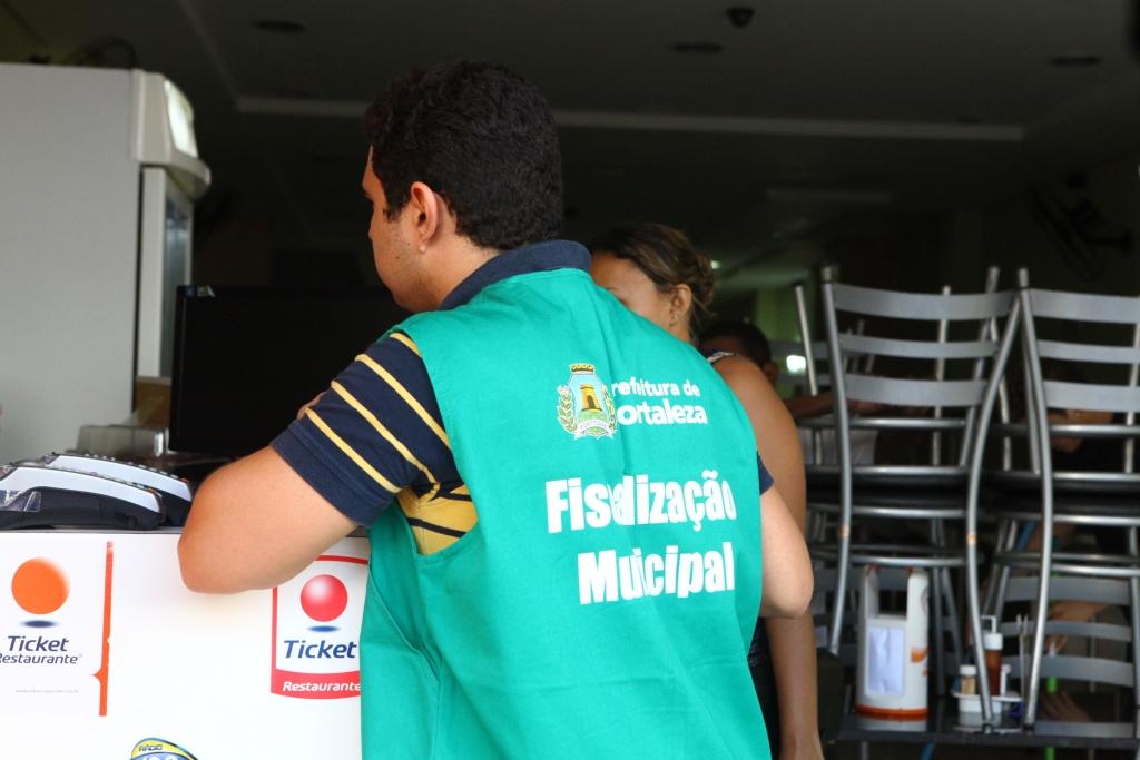 Fiscais visitaram 100 estabelecimentos comerciais entre os dias 9 e 16 de abril (Foto: Kaio Machado)