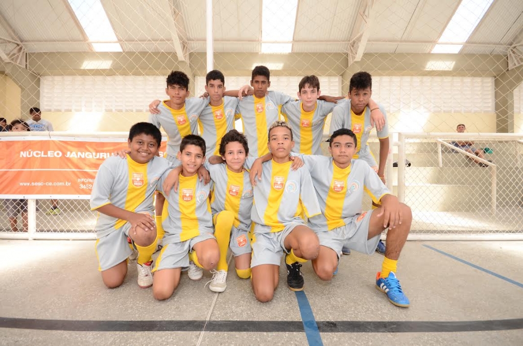 Os alunos terão aulas duas vezes por semana e receberão uniformes (camisa, short, meiões e colete)