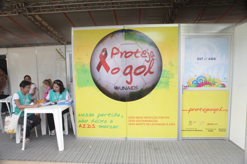 A previsão é de realizar até 400 testes e distribuir 300.000 mil preservativos. Os testes ficam prontos em apenas 20 minutos (Foto: Kaio Machado)