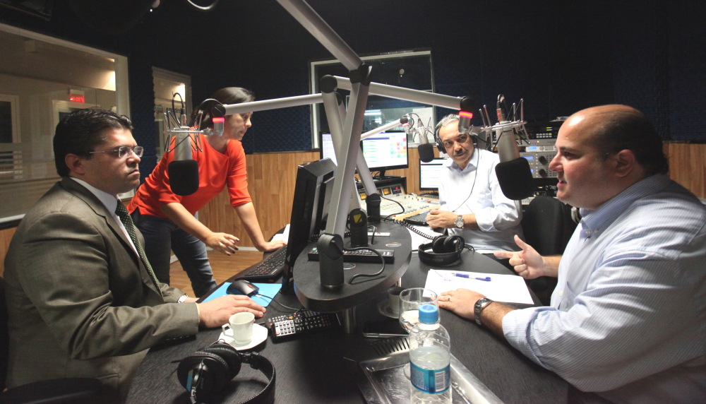 Durante a ocasião, o Prefeito respondeu às perguntas dos ouvintes, jornalistas e convidados especiais (Foto: Marcos Moura)