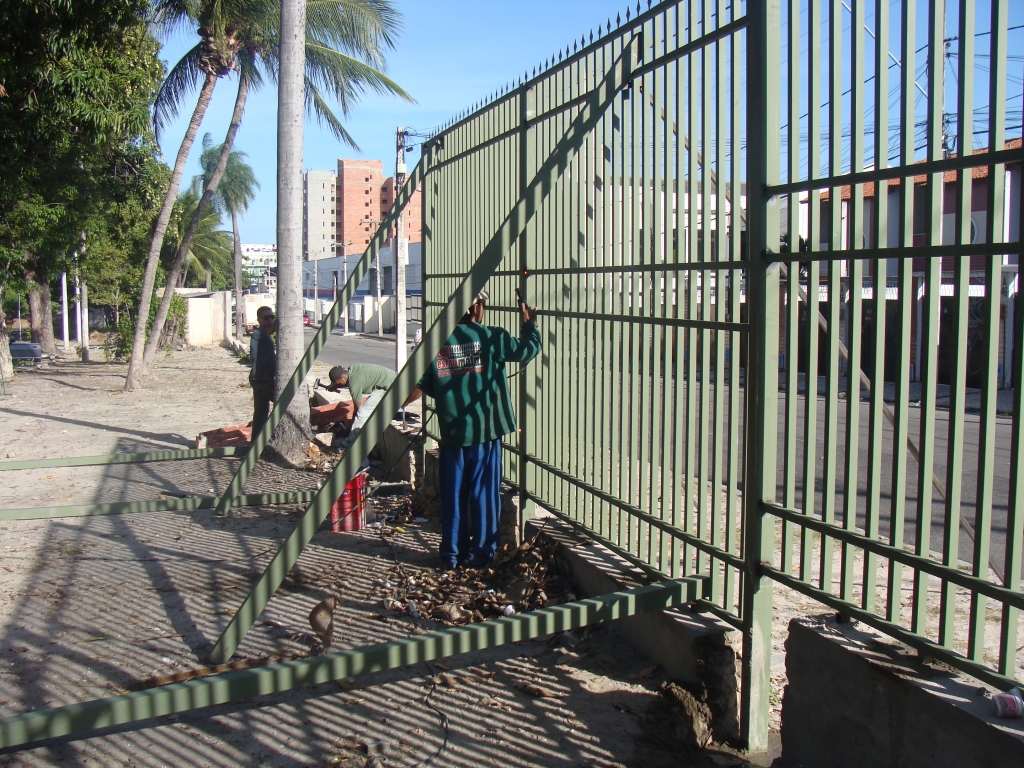 Paralelamente está sendo instalada a grade de proteção junto ao muro, localizado na lateral do Imparh