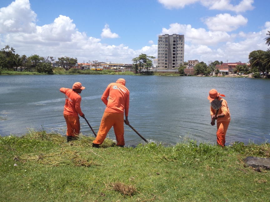 Estão sendo feitos serviços como corte de grama, capinação, varrição, retirada de lixo e a limpeza do espelho d’água