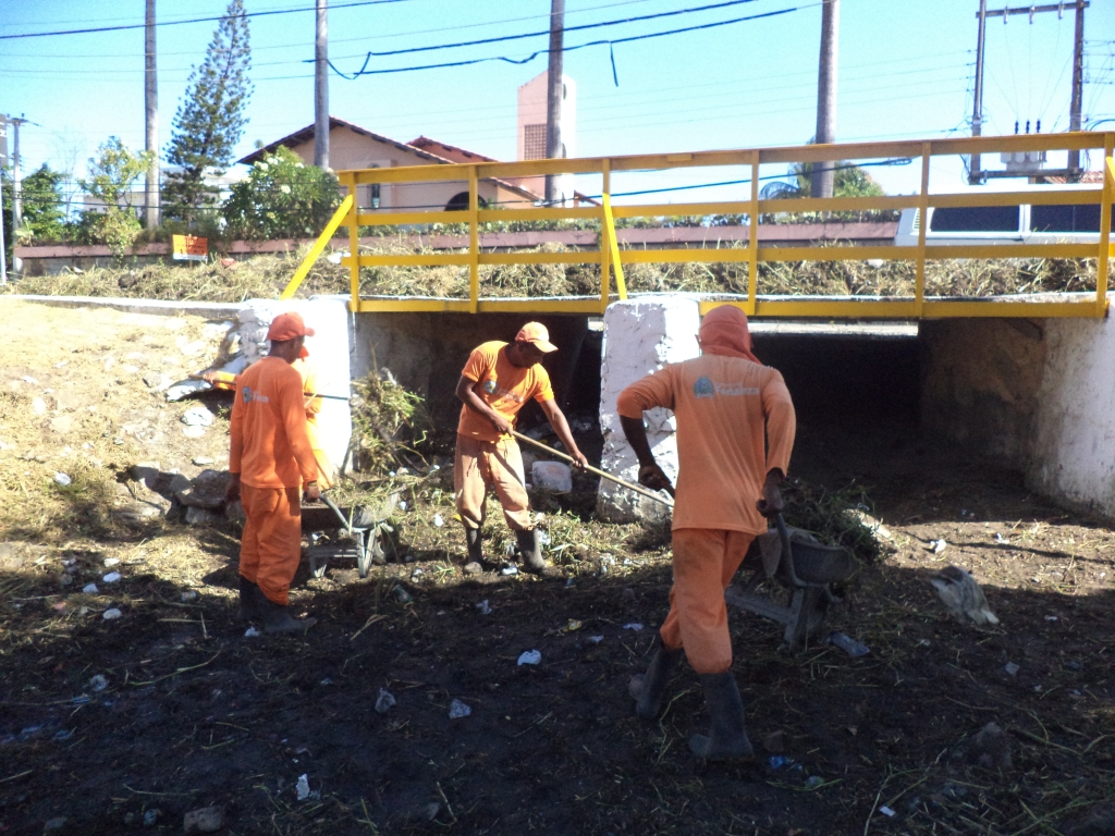 Uma equipe com 15 pessoas trabalha na capinação, varrição, pintura de meio-fios e retirada completa de lixos e entulhos