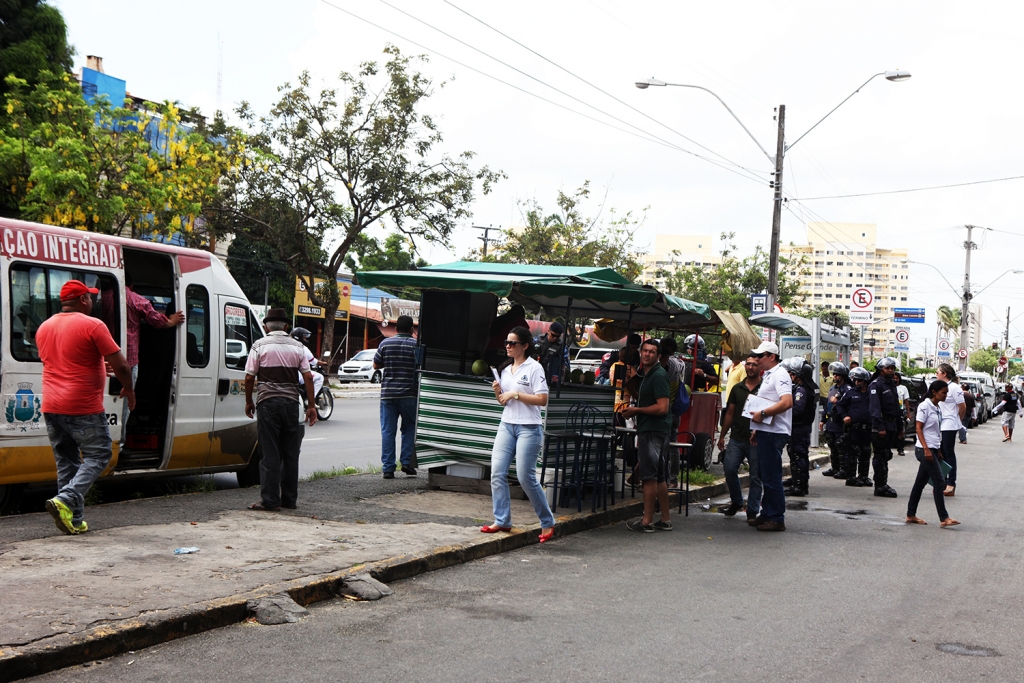 Os comerciantes já haviam sido notificados por blitze da Regional V sobre a impossibilidade de ocupar o canteiro central e a via (Foto: Marcos Moura)