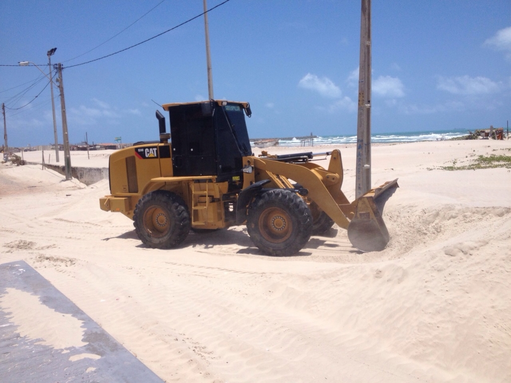 A migração da areia da praia é um fenômeno natural que ocorre devido aos fortes ventos característico desta época do ano