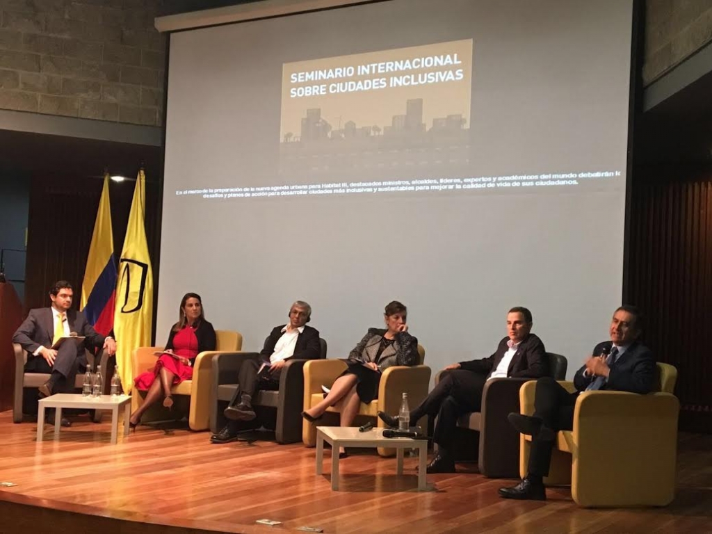 A coordenadora de Relações Internacionais e Federativas, Patrícia Macêdo, representa Fortaleza em um dos painéis