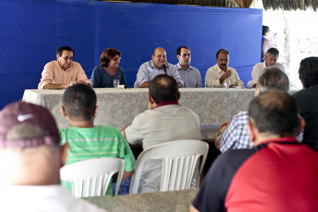 Roberto Cláudio reforçou o apoio irrestrito à permanência e ao reordenamento das barracas da região (Foto: Igor de Melo)