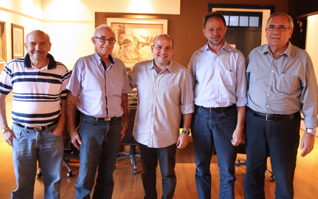 O Prefeito recebeu o seu Raimundo dos Queijos, o vereador Acrísio Sena e os militantes da cultura Mário Nogueira e Sérgio Braga