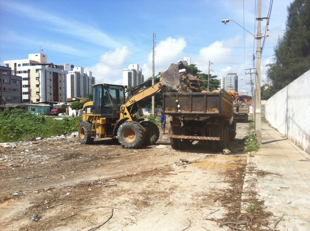 Devido à grande quantidade de lixo e entulho no local, o material foi removido com ajuda de uma pá mecânica