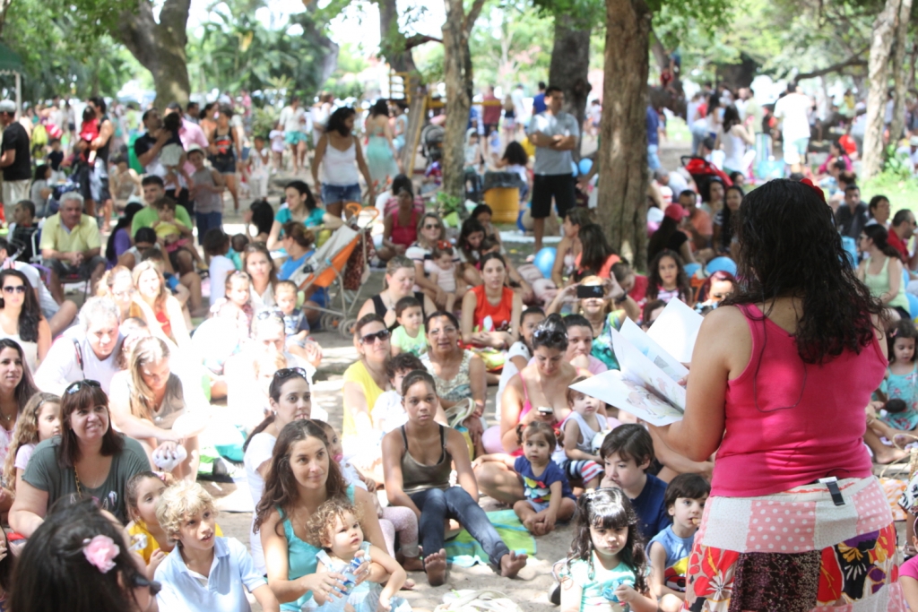 Ao ar livre, crianças e adultos vão encontrar atividades como a oficina de Psicomotricidade e a árvore literária (Foto: Marcos Moura)