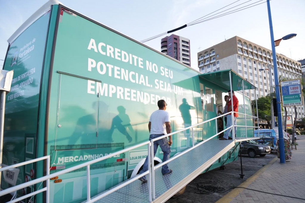 Equipamento conta com o auxílio de um profissional da Contabilidade prestando orientações aos pequenos empreendedores