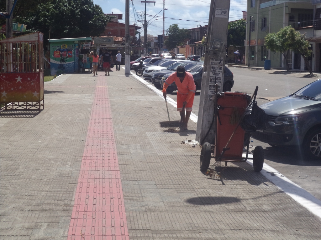 O espaço recebeu serviços de capinação, pintura de meio fio, varrição, corte de grama, poda de árvores e retirada de entulho