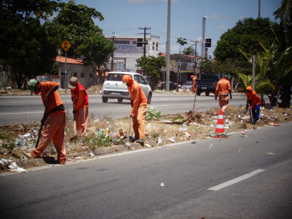 Três equipes com 30 homens estão concentrados na área para agilizar o serviço
