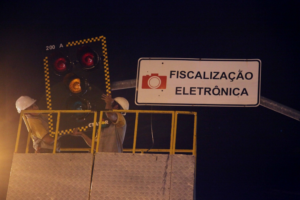 A instalação dos equipamentos semafóricos acontecerá ainda na noite desta sexta-feira (22/08)