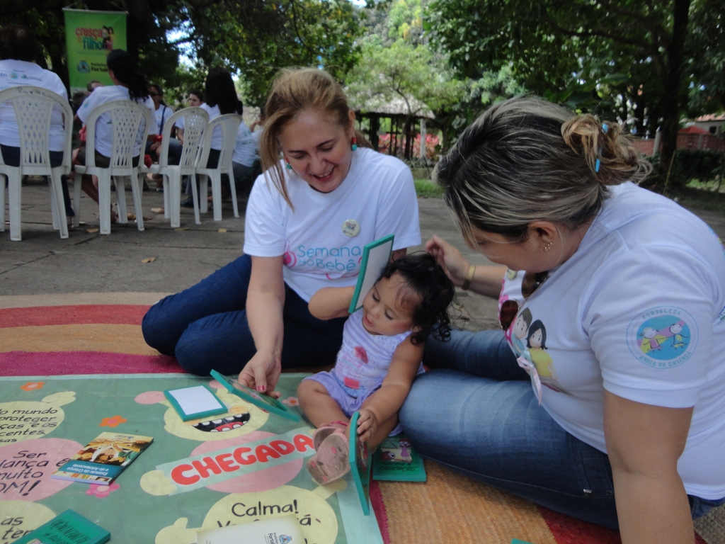 As mães foram acolhidas pelas cuidadoras do Cresça com Seu Filho, participaram de roda de conversa e compartilharam memórias de infância