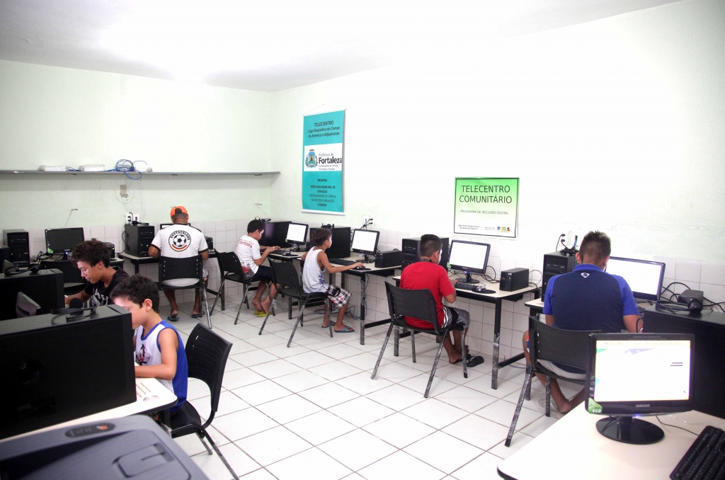 A carga horária semanal é de 30h, sendo duas horas diárias dedicadas à participação no Curso de Formação de Monitores do Telecentros.BR