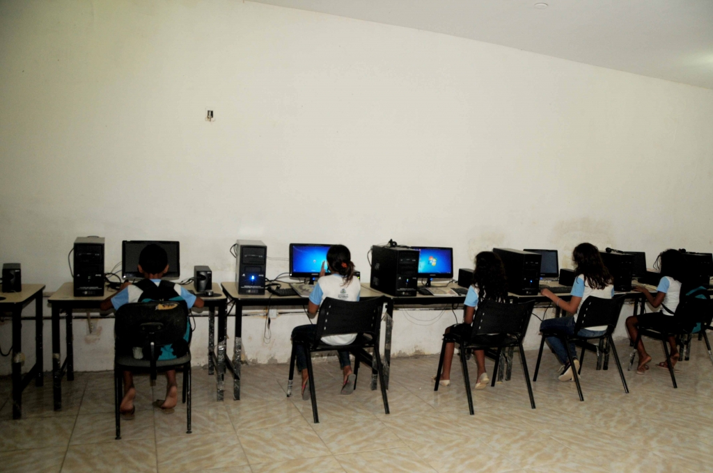 Telecentros comunitários são espaços públicos providos de computadores conectados à Internet em banda larga. Foto: Nely Rosa.