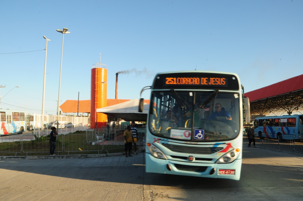 Os ônibus serão distribuídos entre os terminais de integração, Praça da Estação e Praça do Coração de Jesus (Foto: Nely Rosa)