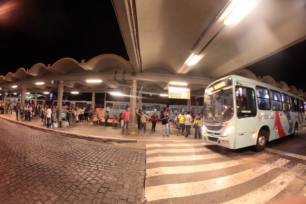 Ônibus extras ficarão disponíveis nos terminais de maior movimento e que fazem ligação com a Praia de Iracema (Foto: Kaio Machado)